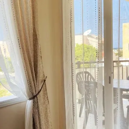 With A Luxurious Location Near The Sea Apartman Paphos