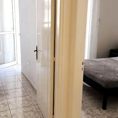 With A Luxurious Location Near The Sea Appartamento *
