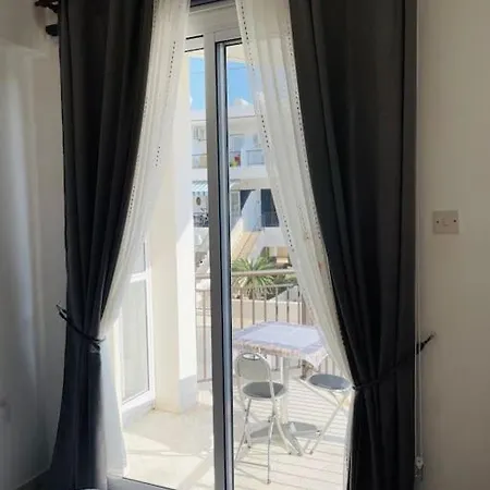 With A Luxurious Location Near The Sea Appartamento Paphos